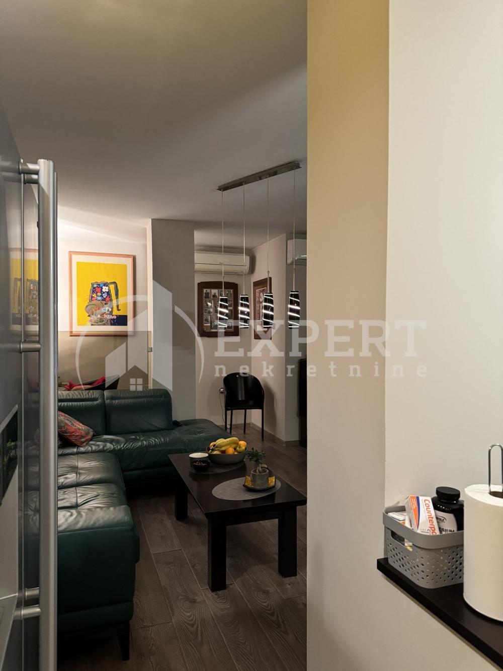 Slika 2 - Stan u zgradi, uknjižen, centralno grejanje, oglas ID p-014153