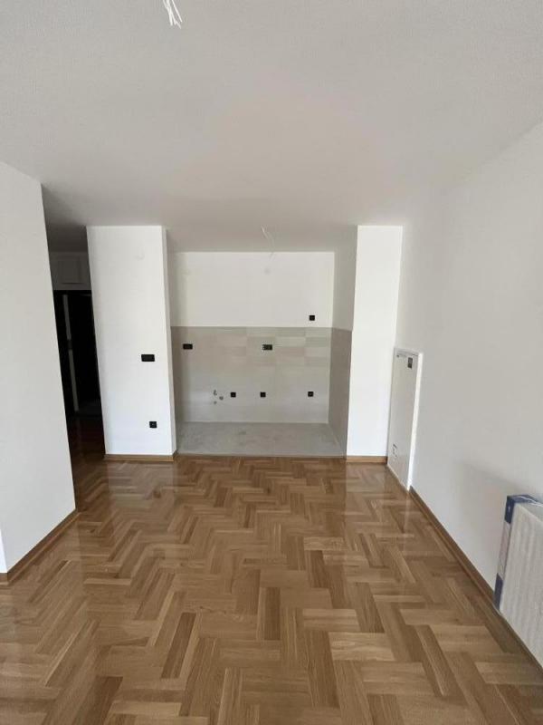 Slika 2 - Useljiva novogradnja u strogom centru Niša