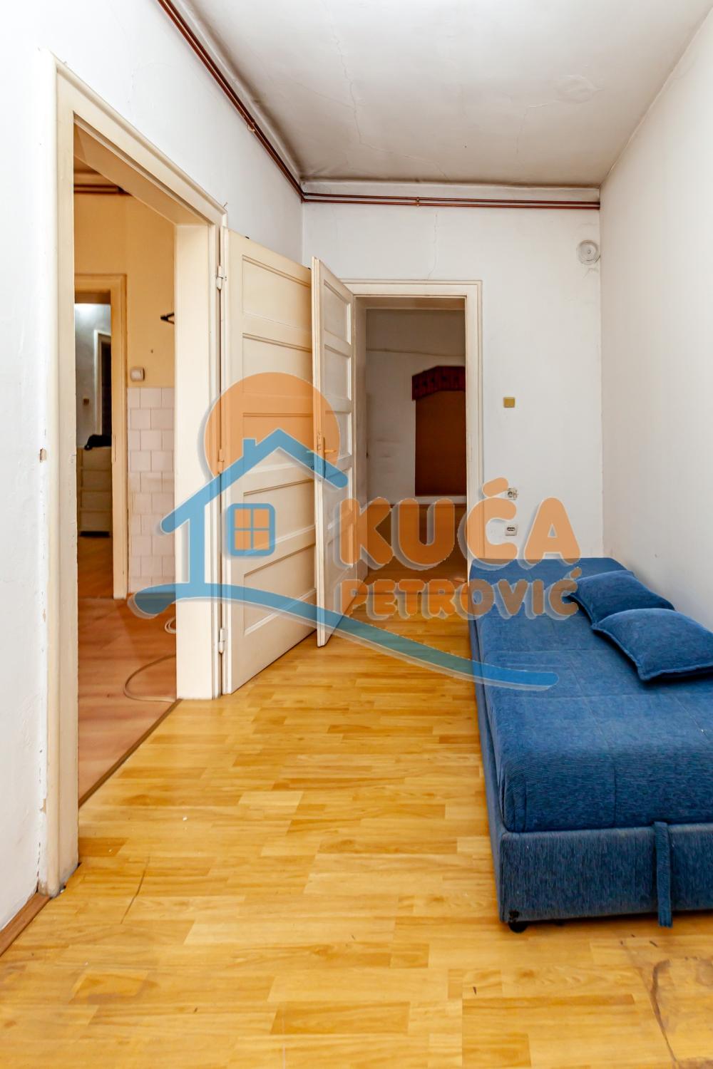 Slika 4 - Stan u zgradi, uknjižen, centralno grejanje, oglas ID p-015424