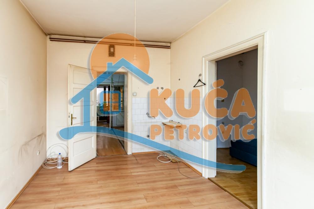 Slika 2 - Stan u zgradi, uknjižen, centralno grejanje, oglas ID p-015424