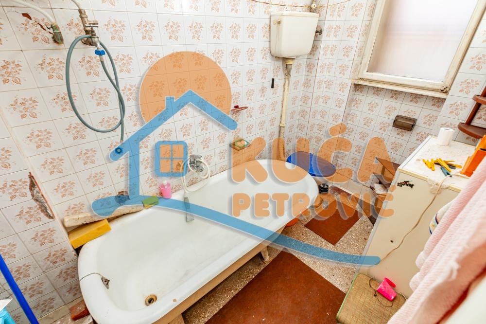 Slika 9 - Stan u zgradi, uknjižen, centralno grejanje, oglas ID p-015424