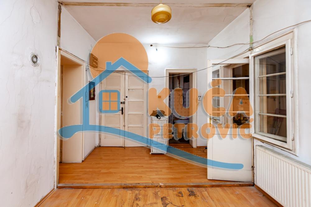 Slika 6 - Stan u zgradi, uknjižen, centralno grejanje, oglas ID p-015424