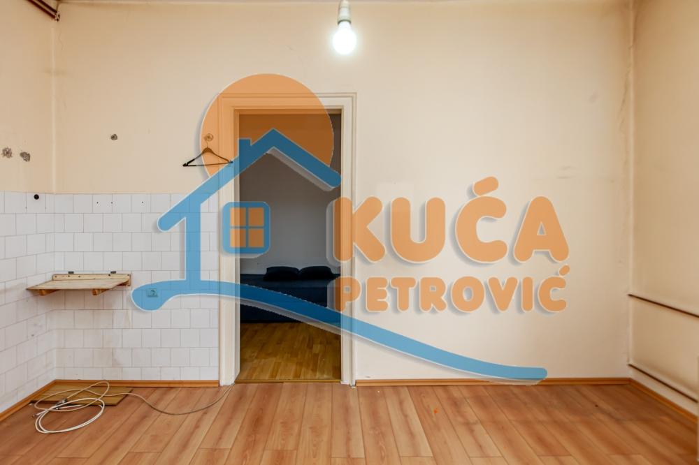 Slika 1 - Stan u zgradi, uknjižen, centralno grejanje, oglas ID p-015424