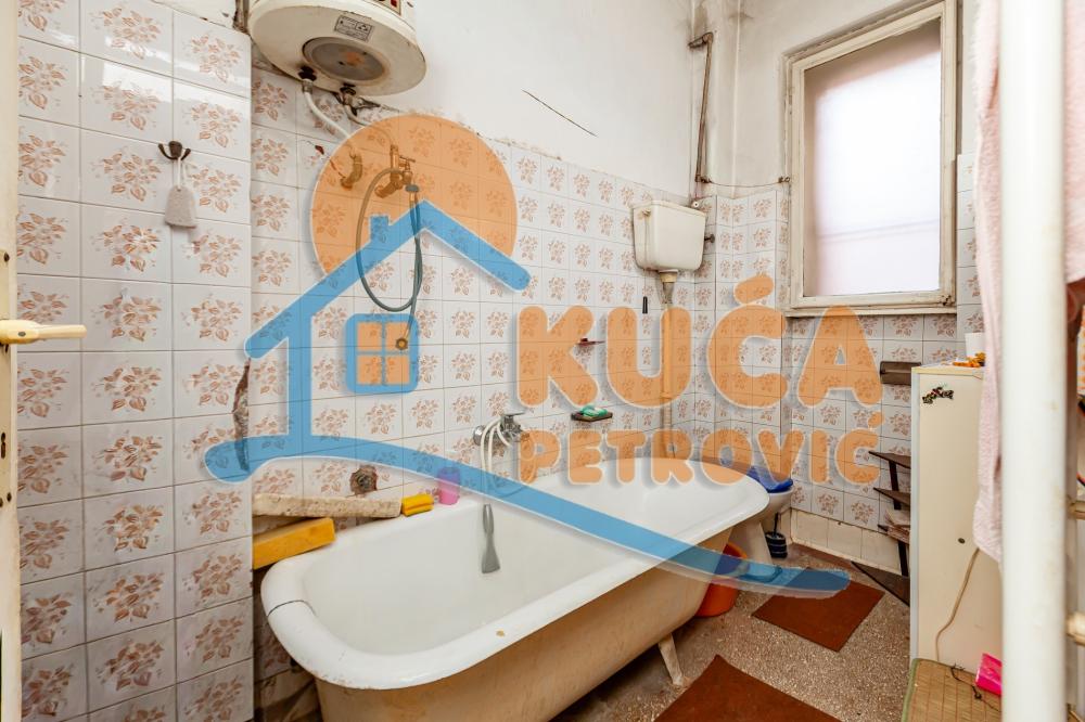 Slika 8 - Stan u zgradi, uknjižen, centralno grejanje, oglas ID p-015424