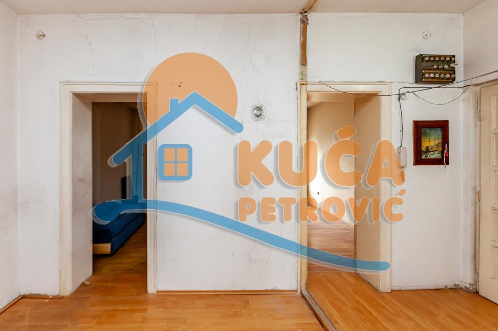 Slika 7 - Stan u zgradi, uknjižen, centralno grejanje, oglas ID p-015424