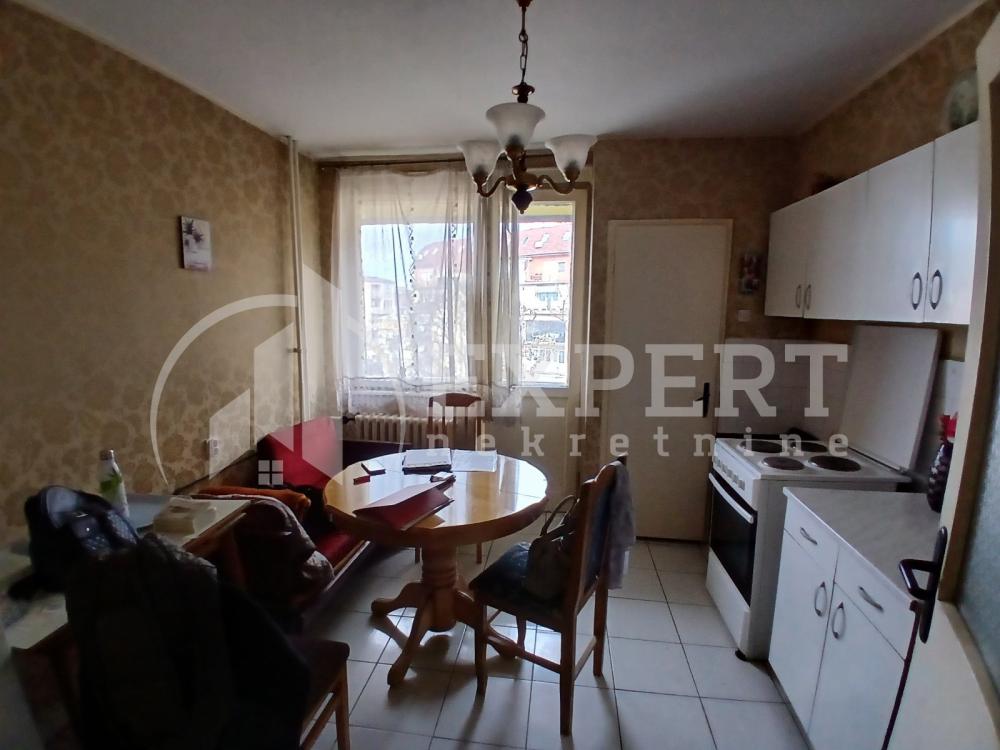 Slika 2 - Stan u zgradi, uknjižen, centralno grejanje, oglas ID p-015420