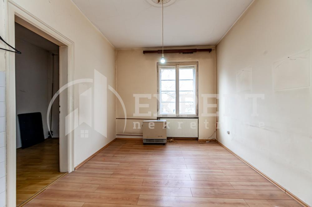 Glavna slika -Stan u zgradi, uknjižen, centralno grejanje, oglas ID p-015424