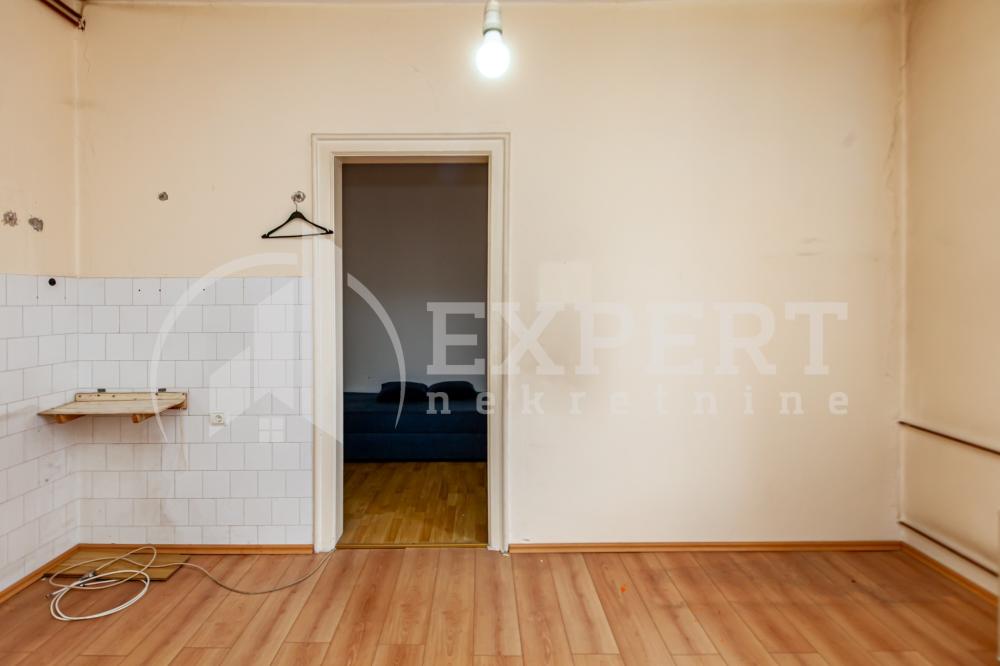 Slika 1 - Stan u zgradi, uknjižen, centralno grejanje, oglas ID p-015424