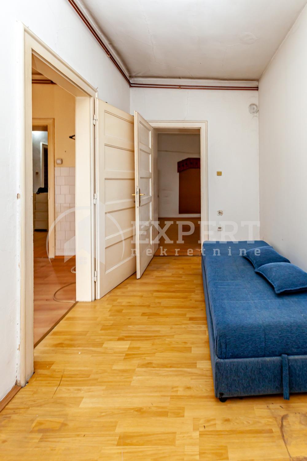 Slika 4 - Stan u zgradi, uknjižen, centralno grejanje, oglas ID p-015424