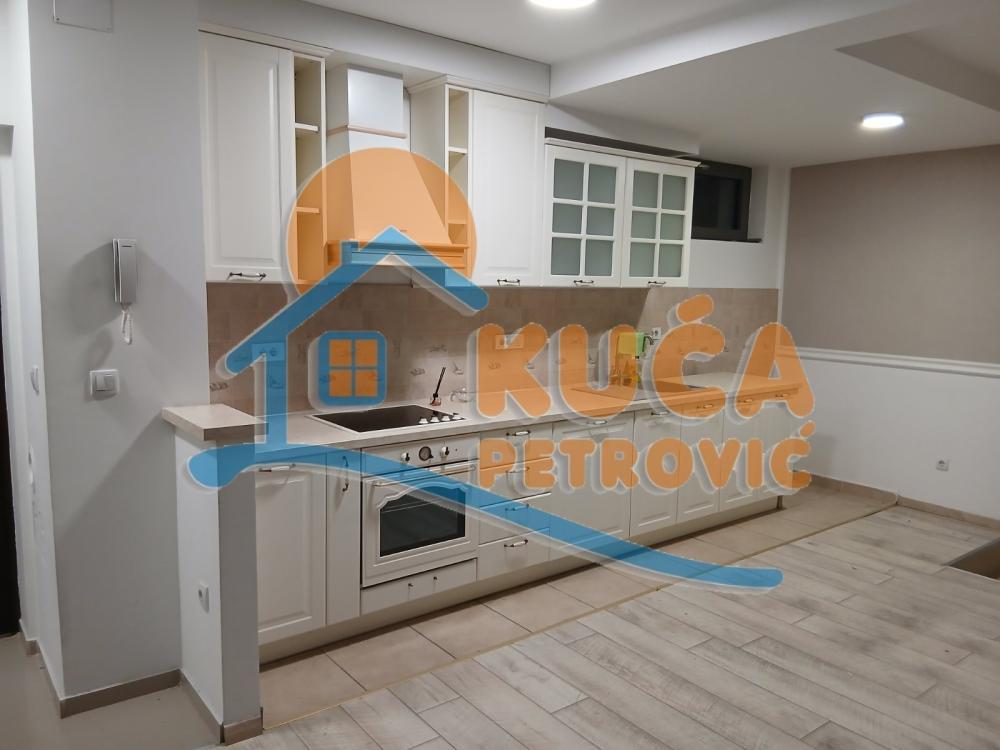 Glavna slika -Stan u zgradi, novogradnja, uknjižen, centralno grejanje, oglas ID p-015481