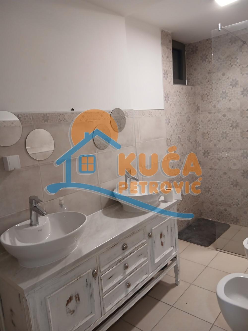 Slika 4 - Stan u zgradi, novogradnja, uknjižen, centralno grejanje, oglas ID p-015481