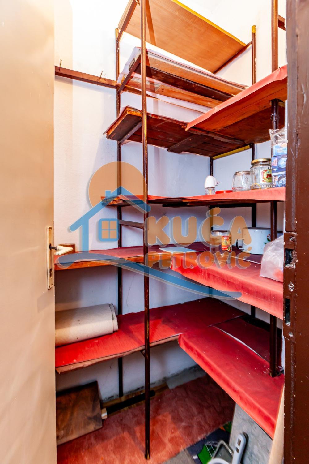 Glavna slika -Stan u zgradi, uknjižen, grejanje na struju, oglas ID p-015506