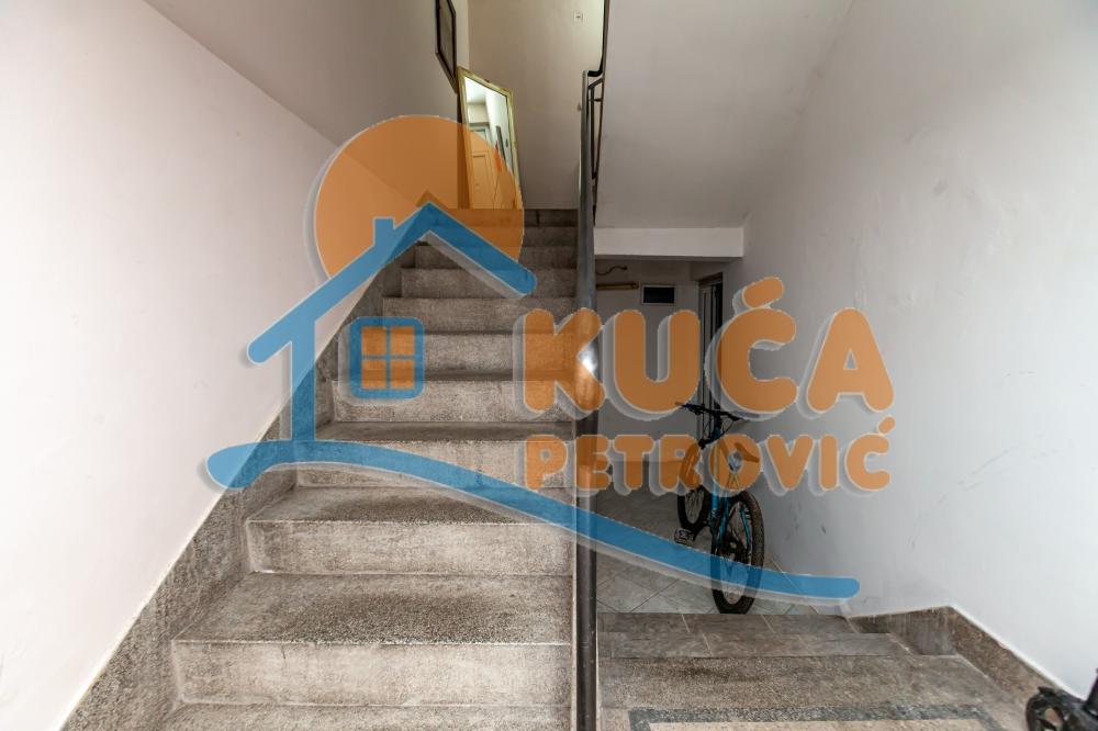 Slika 11 - Stan u zgradi, uknjižen, grejanje na struju, oglas ID p-015506