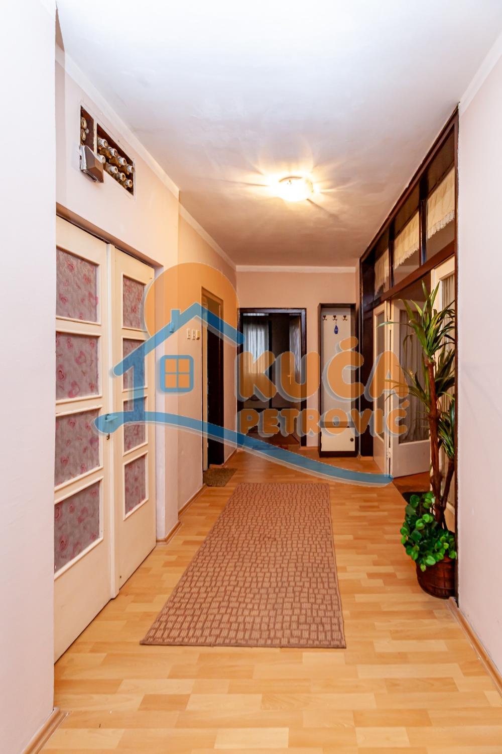 Slika 1 - Stan u zgradi, uknjižen, grejanje na struju, oglas ID p-015506