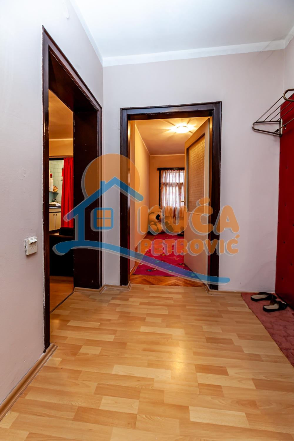 Slika 9 - Stan u zgradi, uknjižen, grejanje na struju, oglas ID p-015506