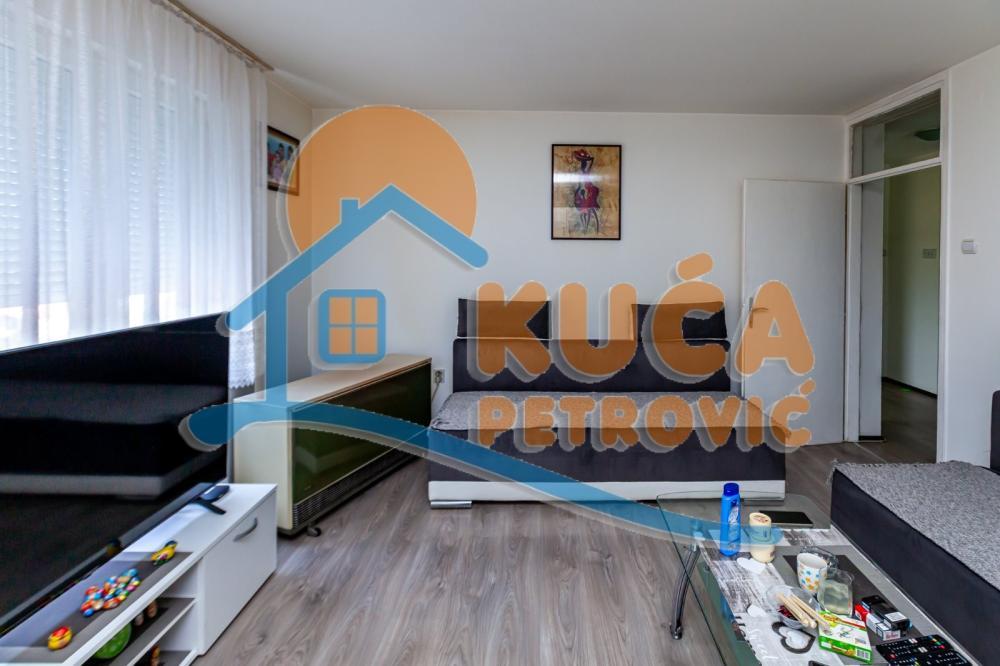 Glavna slika -Stan u zgradi, uknjižen, grejanje na struju, oglas ID p-015482