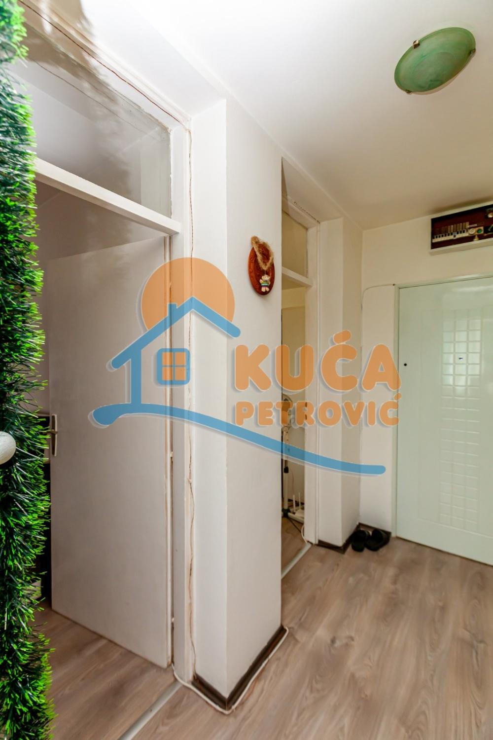 Slika 8 - Stan u zgradi, uknjižen, grejanje na struju, oglas ID p-015482