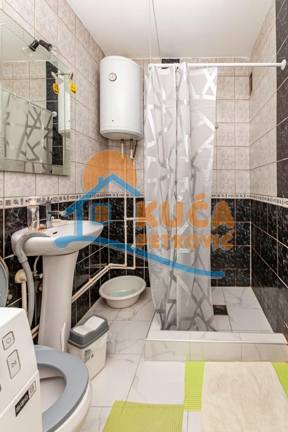 Slika 11 - Stan u zgradi, uknjižen, grejanje na struju, oglas ID p-015482