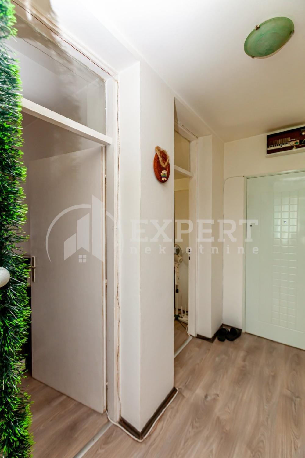 Slika 8 - Stan u zgradi, uknjižen, grejanje na struju, oglas ID p-015482