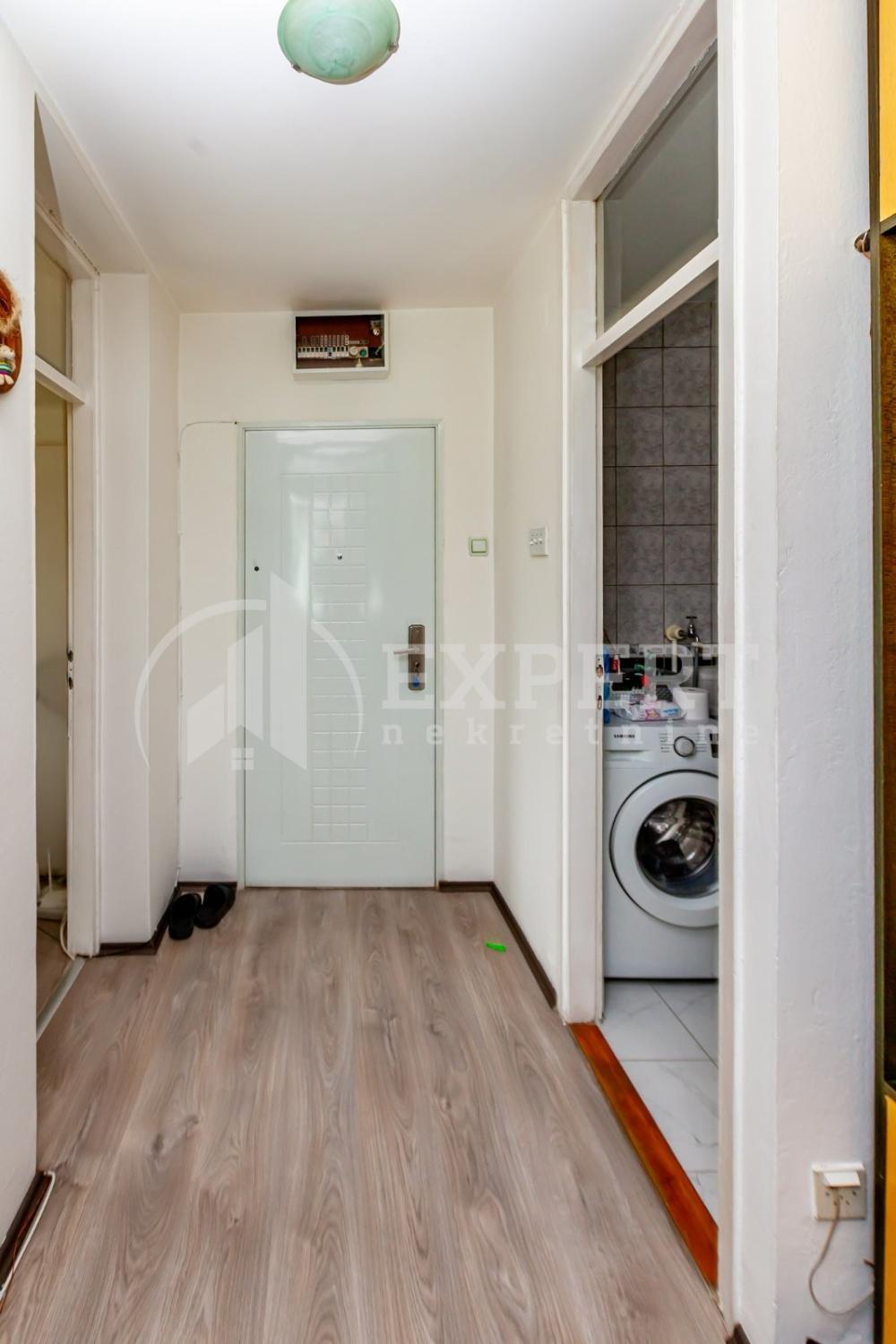 Slika 7 - Stan u zgradi, uknjižen, grejanje na struju, oglas ID p-015482