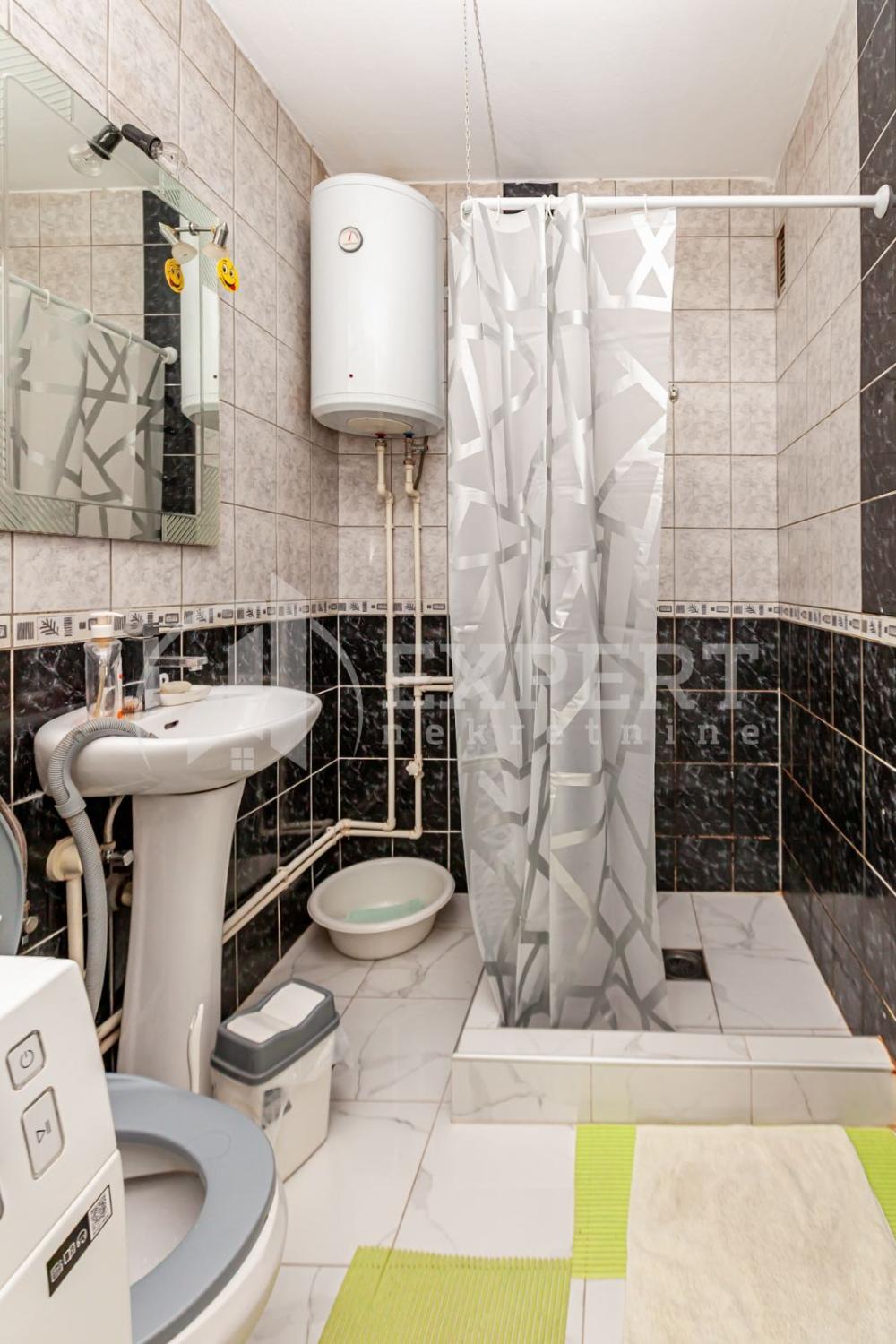 Slika 11 - Stan u zgradi, uknjižen, grejanje na struju, oglas ID p-015482