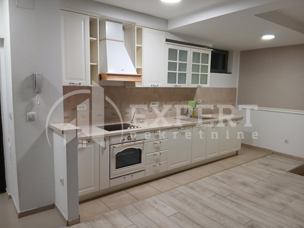 Glavna slika -Stan u zgradi, novogradnja, uknjižen, centralno grejanje, oglas ID p-015481
