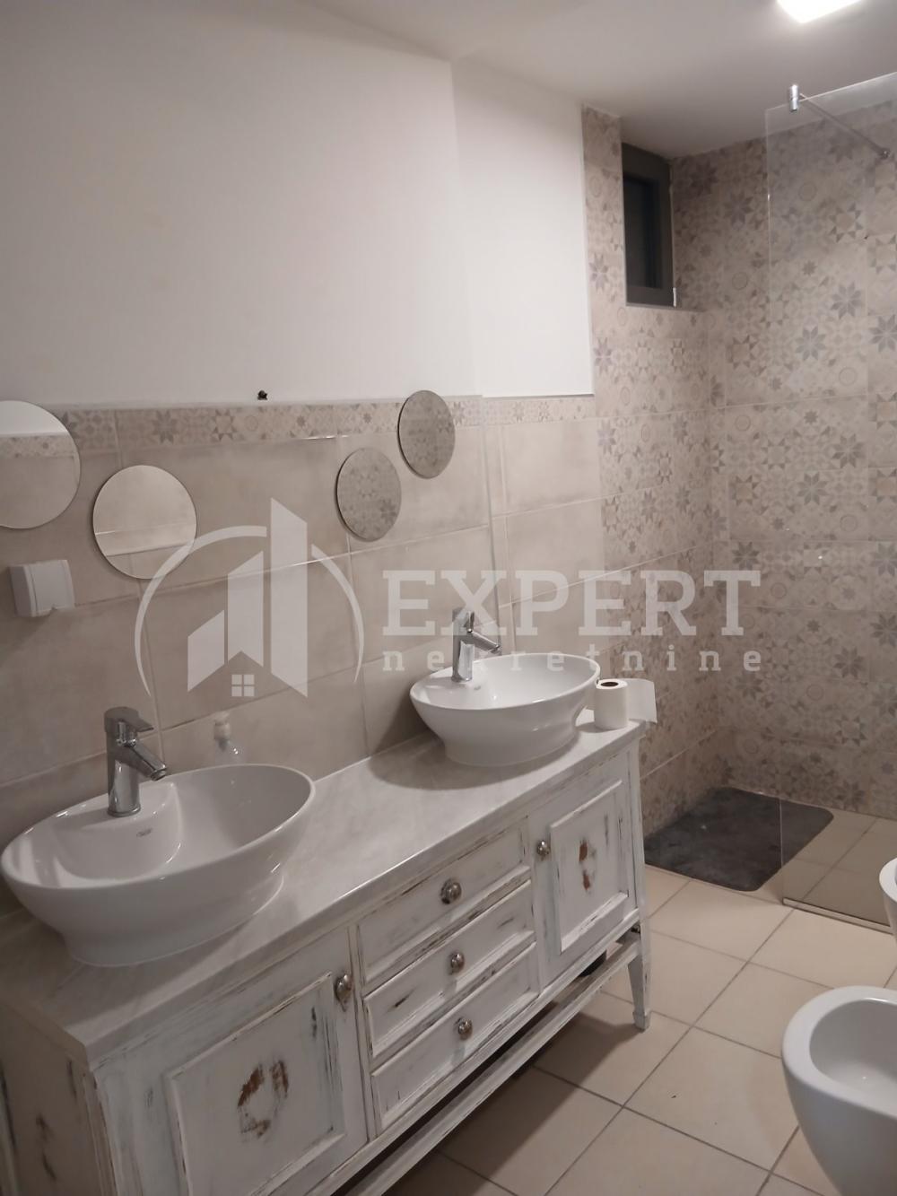 Slika 4 - Stan u zgradi, novogradnja, uknjižen, centralno grejanje, oglas ID p-015481