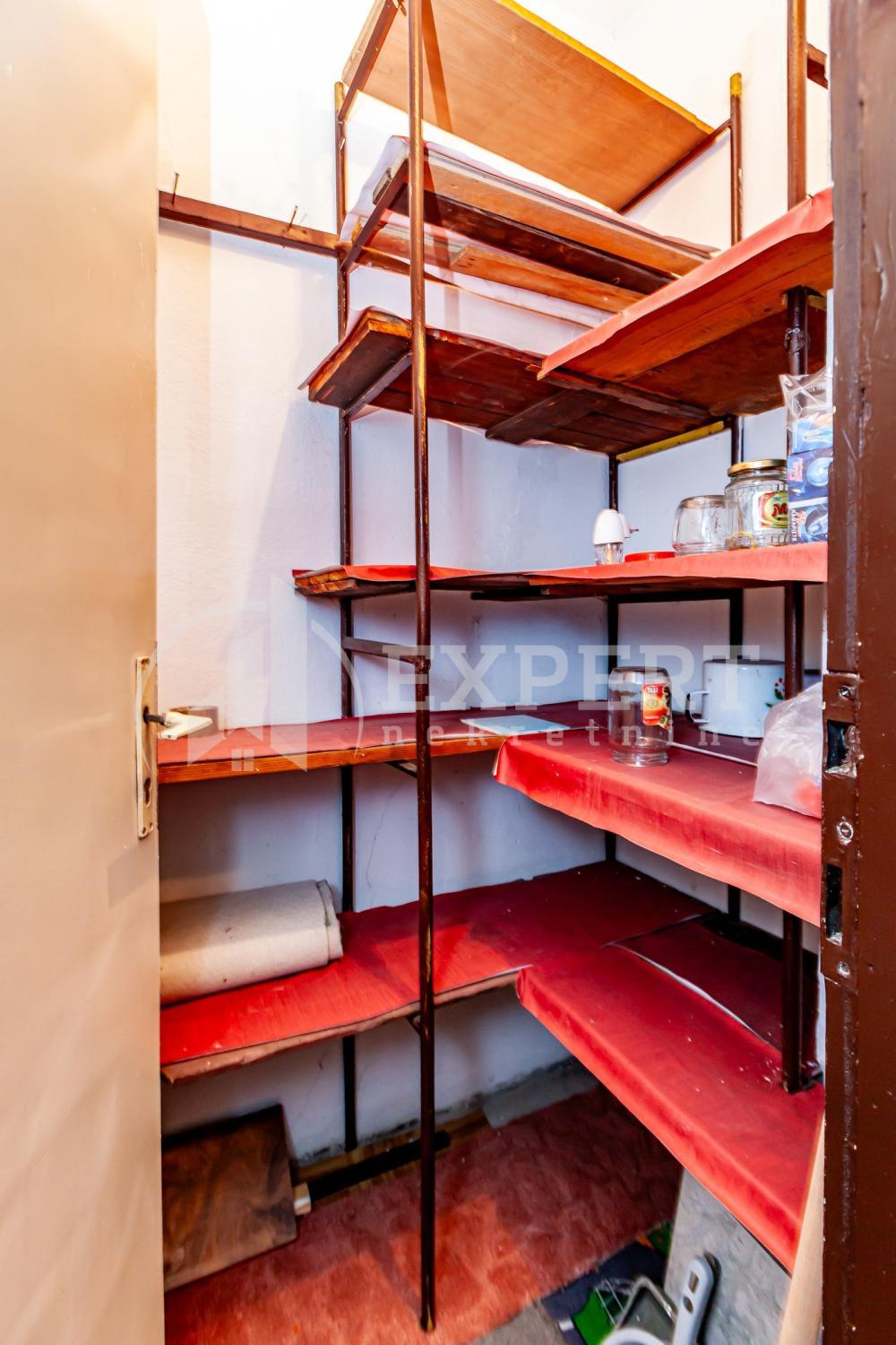 Glavna slika -Stan u zgradi, uknjižen, grejanje na struju, oglas ID p-015506