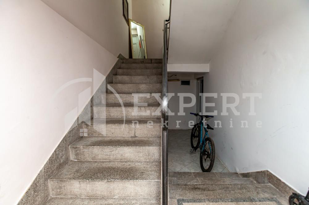 Slika 11 - Stan u zgradi, uknjižen, grejanje na struju, oglas ID p-015506