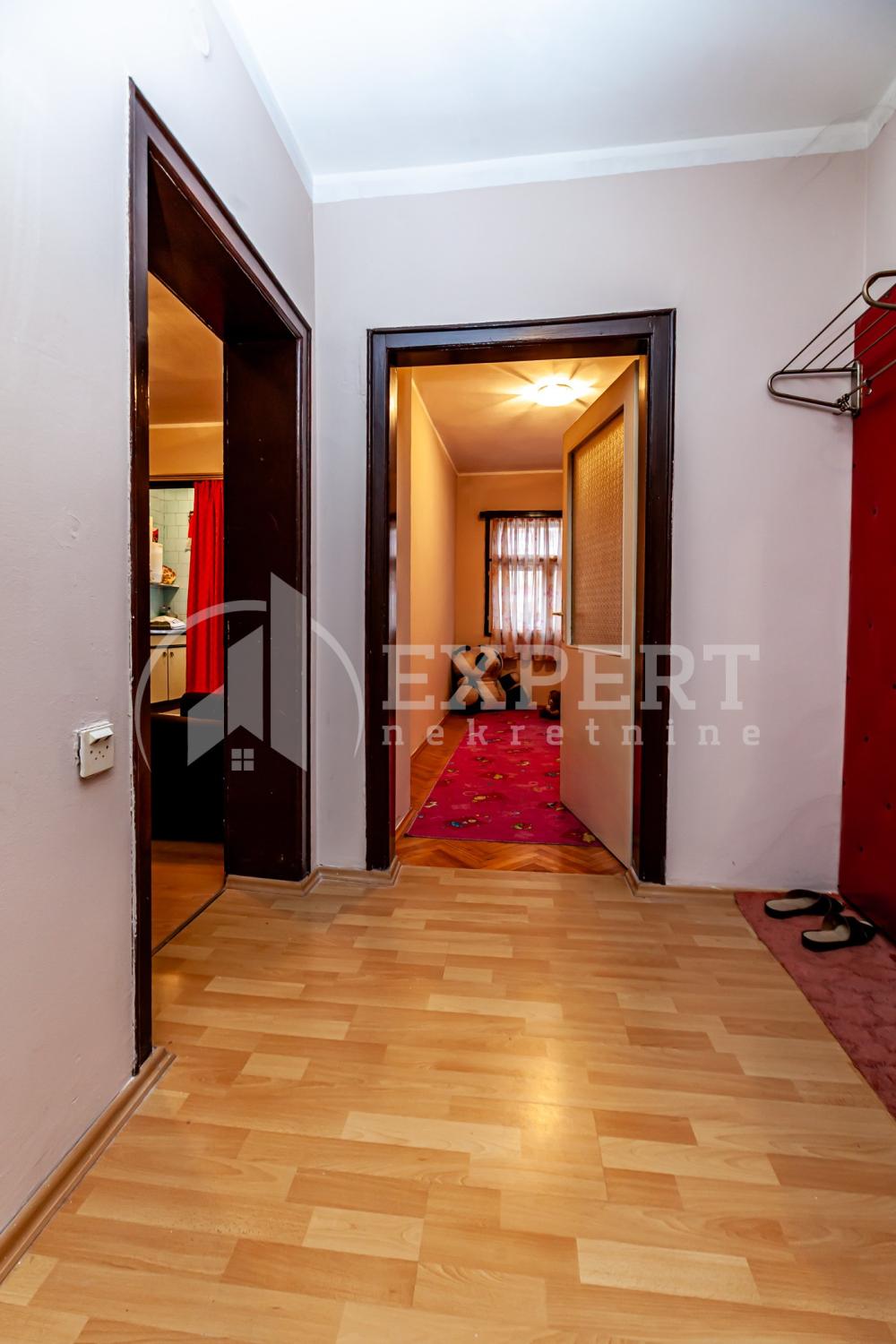 Slika 9 - Stan u zgradi, uknjižen, grejanje na struju, oglas ID p-015506