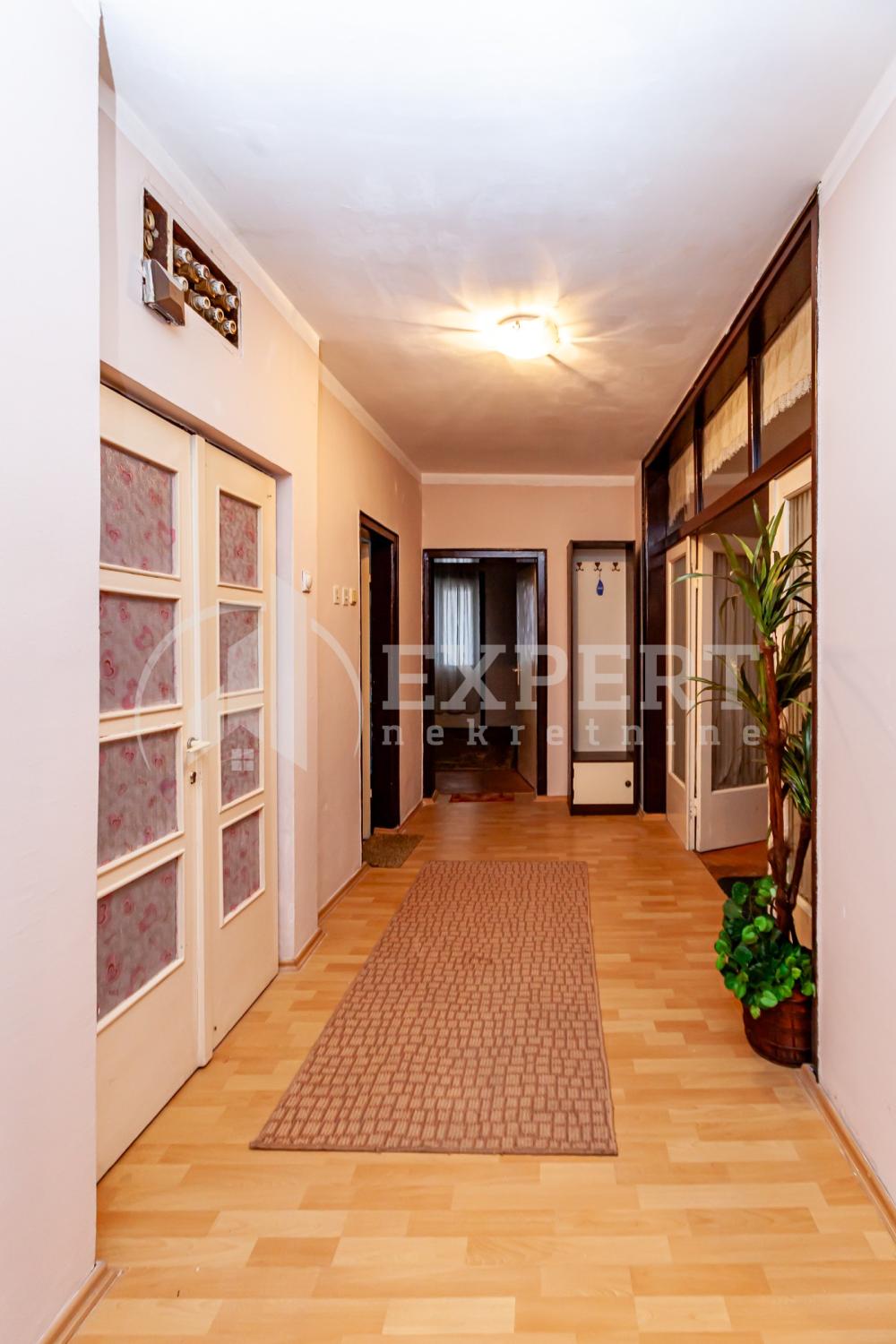 Slika 1 - Stan u zgradi, uknjižen, grejanje na struju, oglas ID p-015506