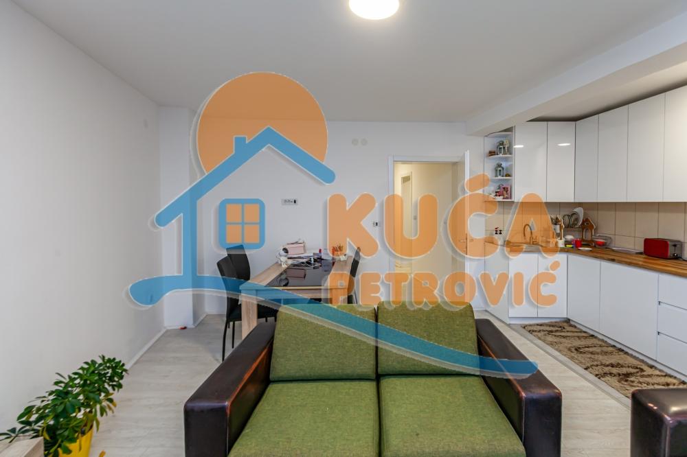 Slika 1 - Stan u zgradi, novogradnja, uknjižen, etažno grejanje, oglas ID p-015581