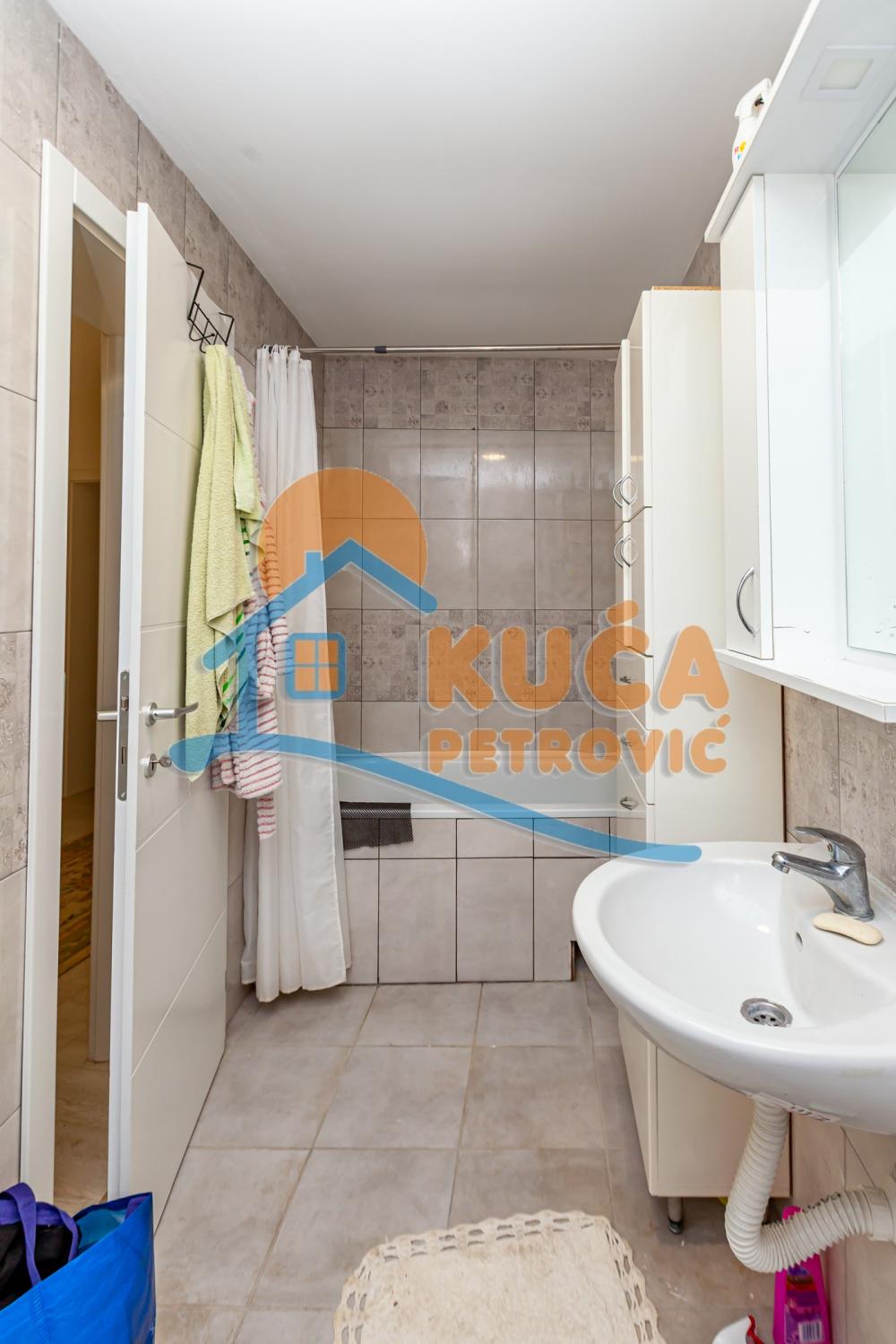 Slika 9 - Stan u zgradi, novogradnja, uknjižen, etažno grejanje, oglas ID p-015581