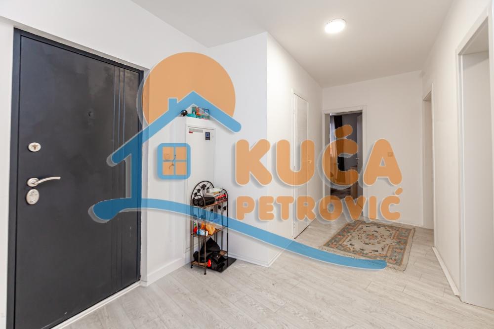 Slika 8 - Stan u zgradi, novogradnja, uknjižen, etažno grejanje, oglas ID p-015581