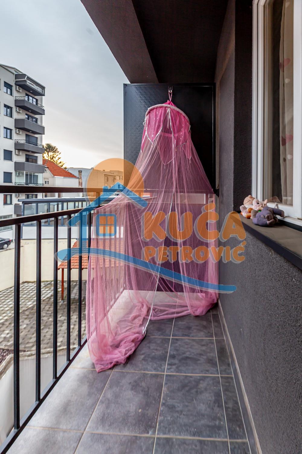 Slika 7 - Stan u zgradi, novogradnja, uknjižen, etažno grejanje, oglas ID p-015581