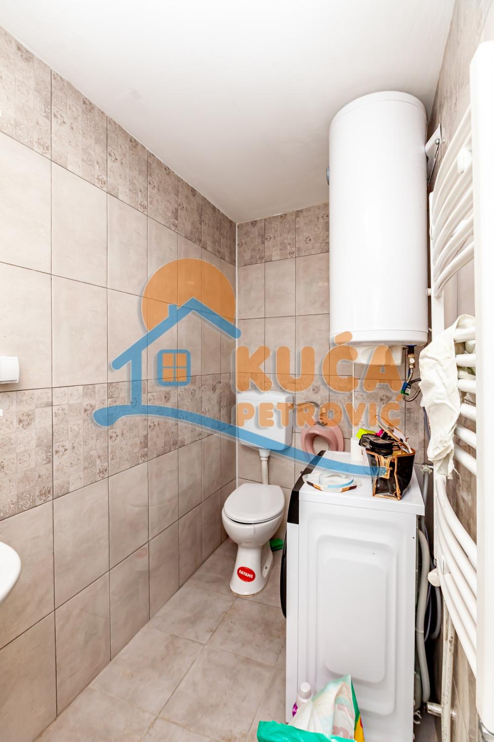 Slika 10 - Stan u zgradi, novogradnja, uknjižen, etažno grejanje, oglas ID p-015581