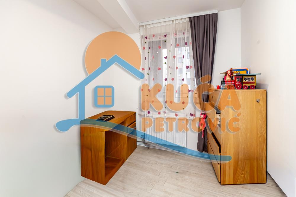 Slika 6 - Stan u zgradi, novogradnja, uknjižen, etažno grejanje, oglas ID p-015581