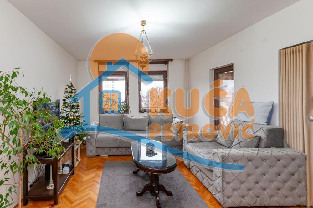 Glavna slika -Stan u zgradi, uknjižen, centralno grejanje, oglas ID p-015584