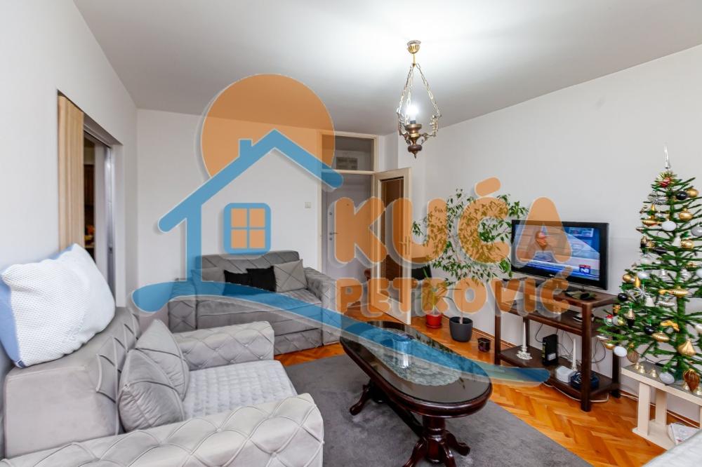 Slika 2 - Stan u zgradi, uknjižen, centralno grejanje, oglas ID p-015584