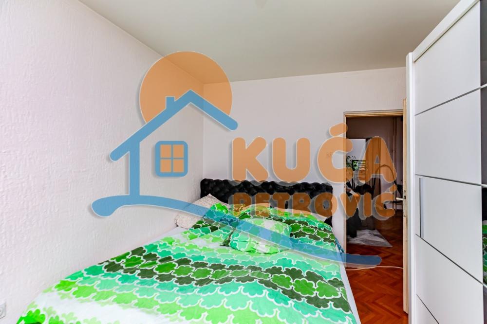 Slika 4 - Stan u zgradi, uknjižen, centralno grejanje, oglas ID p-015584