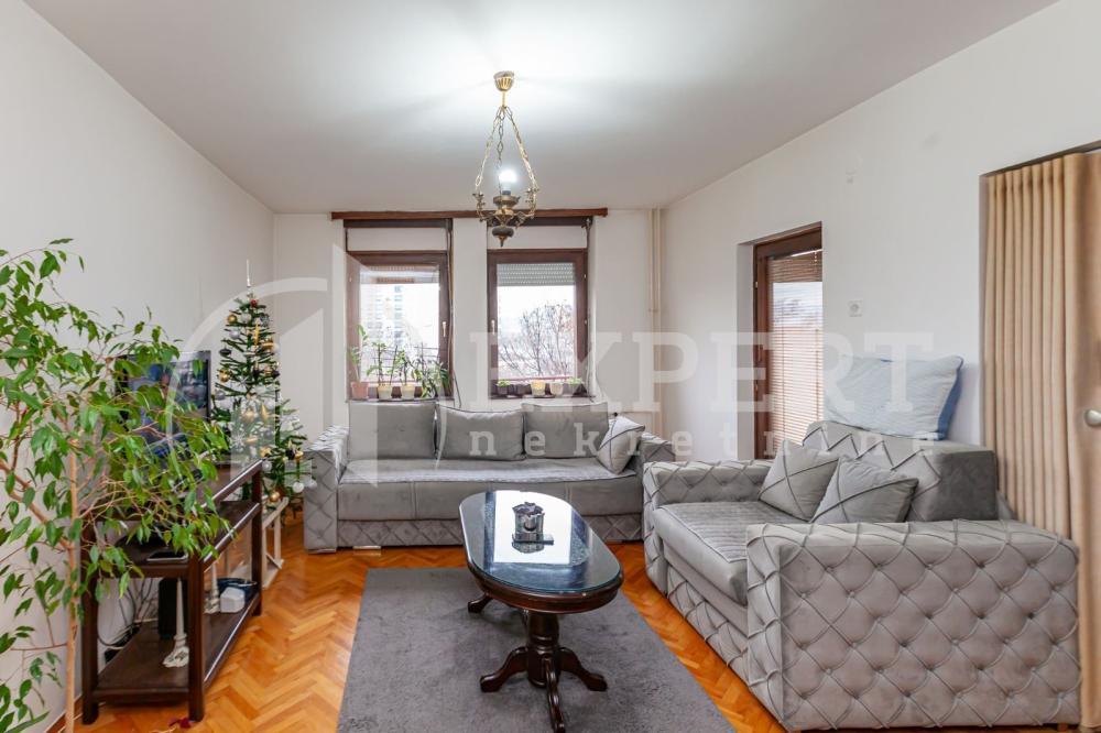 Glavna slika -Stan u zgradi, uknjižen, centralno grejanje, oglas ID p-015584