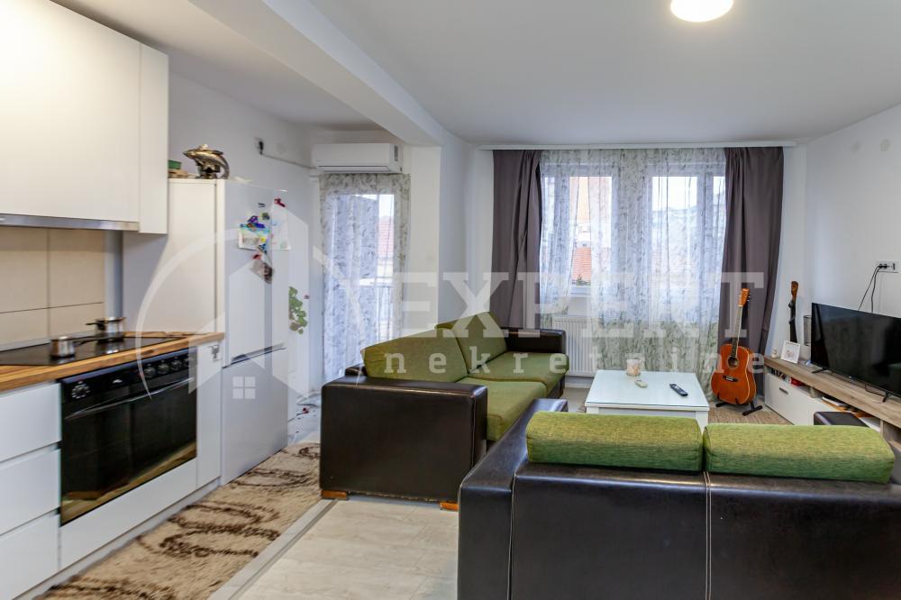 Glavna slika -Stan u zgradi, novogradnja, uknjižen, etažno grejanje, oglas ID p-015581