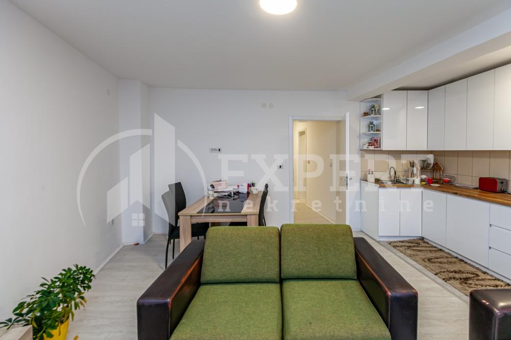 Slika 1 - Stan u zgradi, novogradnja, uknjižen, etažno grejanje, oglas ID p-015581