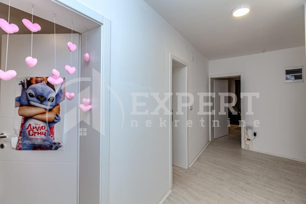 Slika 11 - Stan u zgradi, novogradnja, uknjižen, etažno grejanje, oglas ID p-015581