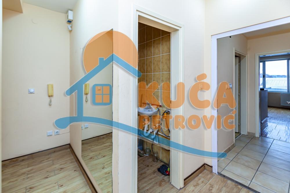 Slika 8 - Stan u zgradi, uknjižen, etažno grejanje, oglas ID p-015586