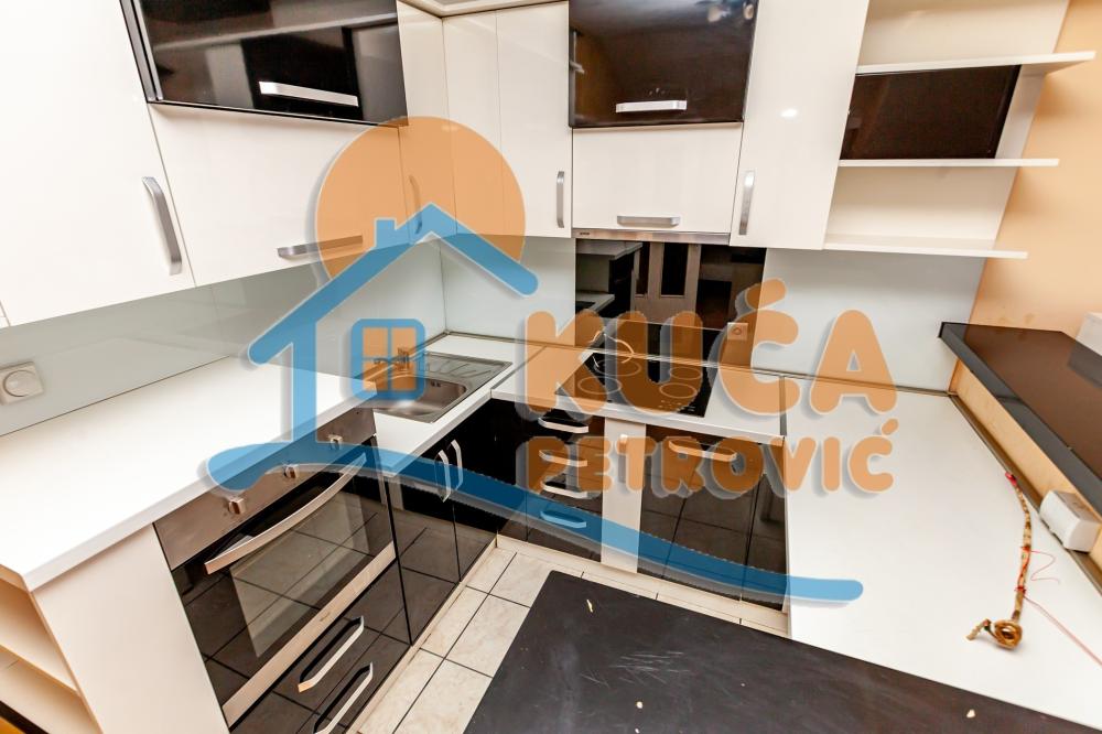 Slika 3 - Stan u zgradi, uknjižen, etažno grejanje, oglas ID p-015586