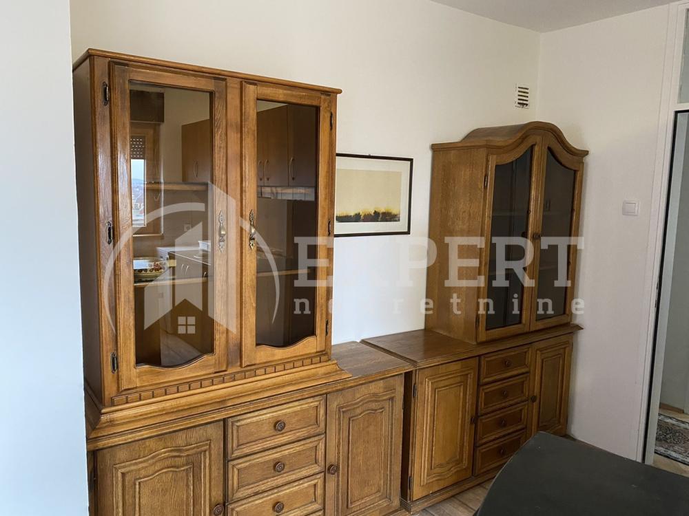 Slika 2 - Stan u zgradi, uknjižen, centralno grejanje, oglas ID p-015625