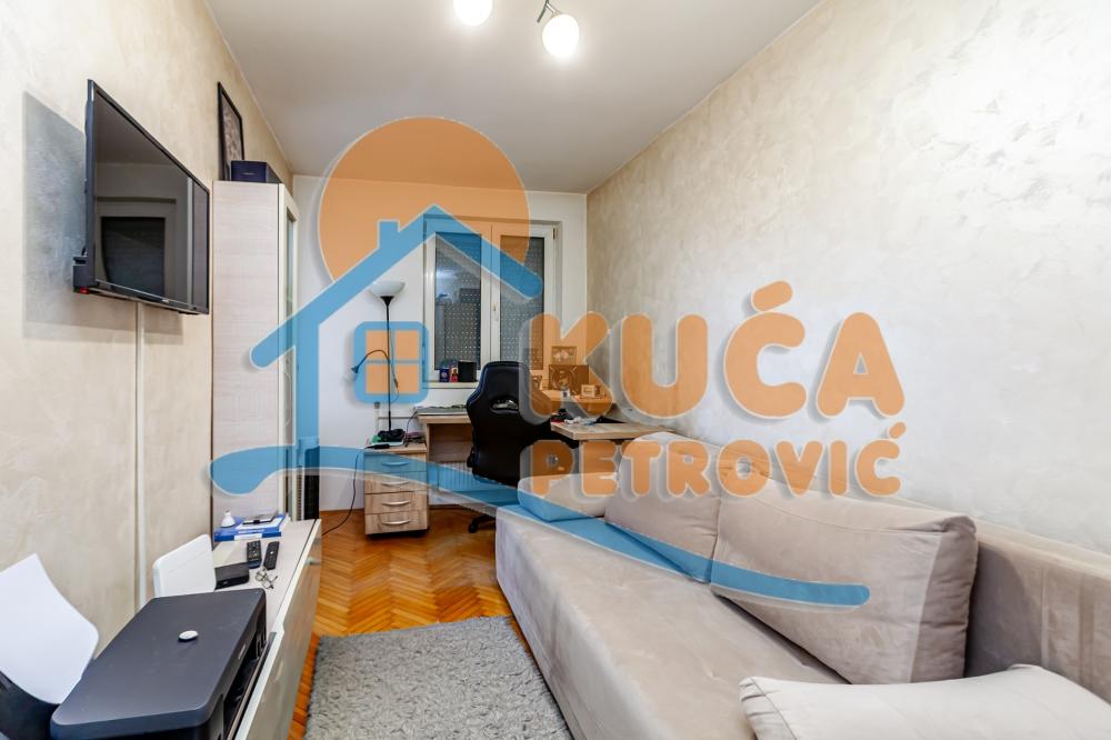 Slika 4 - Stan u zgradi, novogradnja, uknjižen, centralno grejanje, oglas ID p-015622