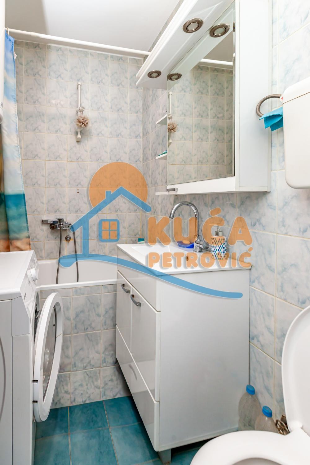 Slika 8 - Stan u zgradi, novogradnja, uknjižen, centralno grejanje, oglas ID p-015622