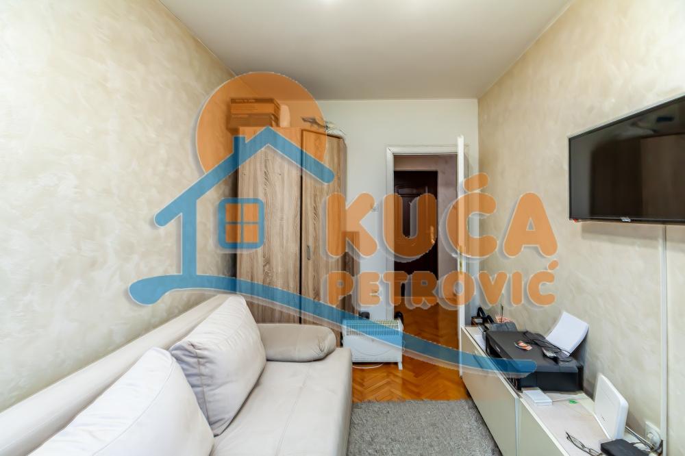 Slika 5 - Stan u zgradi, novogradnja, uknjižen, centralno grejanje, oglas ID p-015622